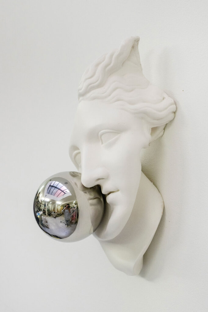 Léo Fourdrinier, Gravity VI, 2024, yeso, acero pulido a espejo, 32 x 20 x 18 cm. Imagen cortesía del artista, Galería Casado Santapau.